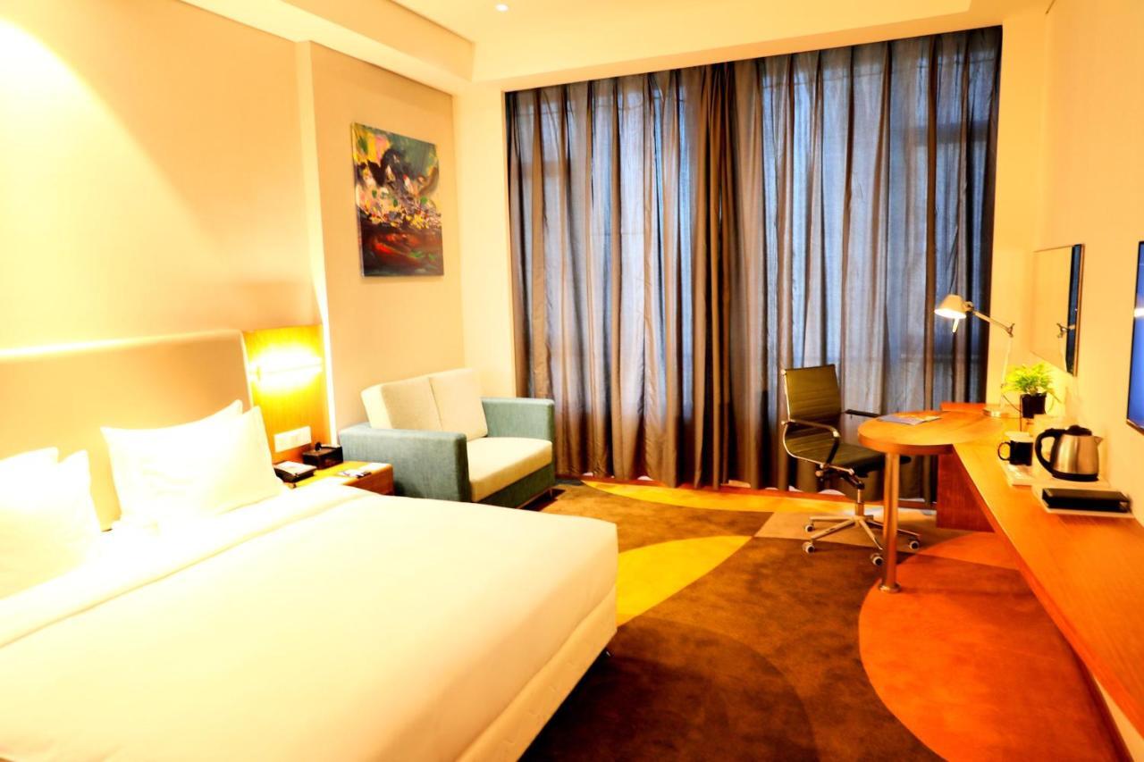 Holiday Inn Express Luoyang Xiyuan Esterno foto